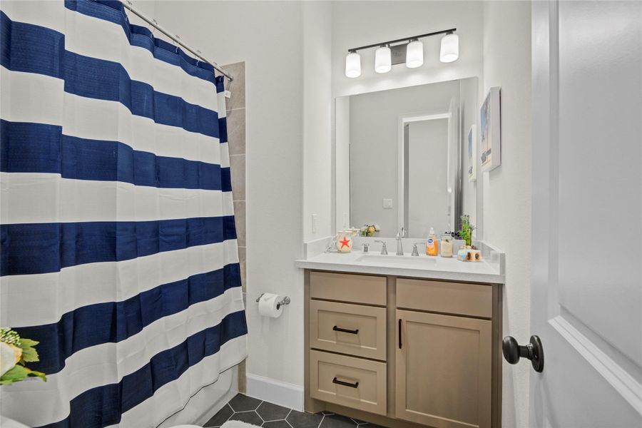 Front Bathroom in between Front Bedroom 1 and 2 Front Bathroom in between Front Bedroom 1 and 2
