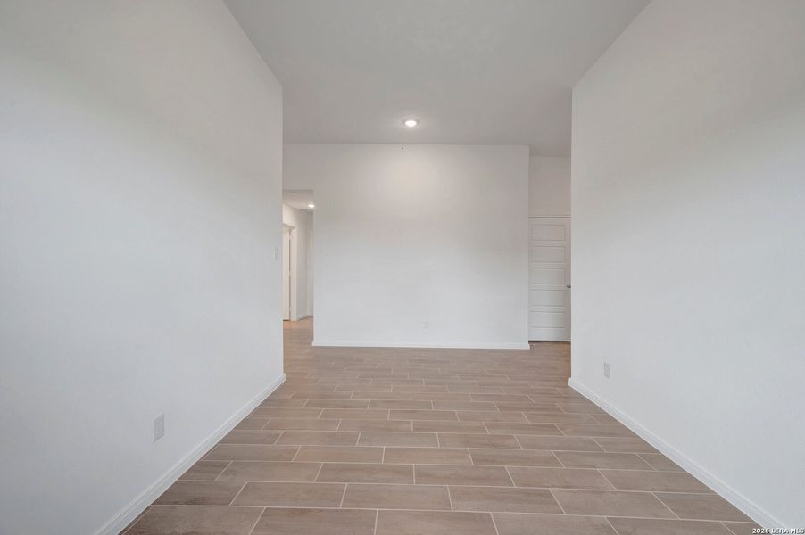 Spacious, unfurnished interior of a new home in Chaparral Ranch, Floresville (Image 28).