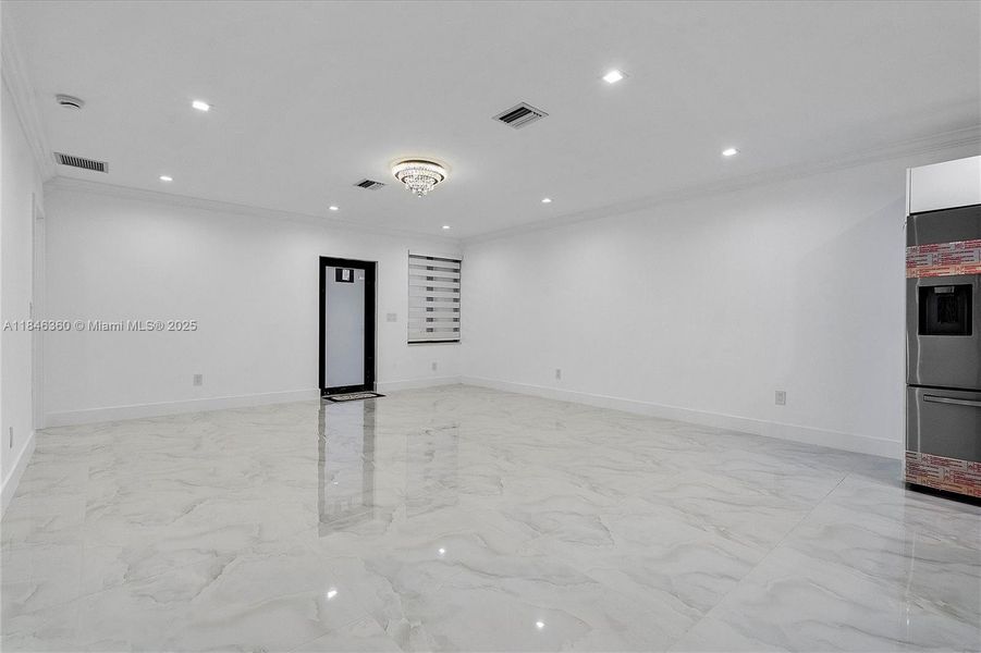 Spacious, unfurnished interior of a new home in , Hialeah (Image 12).