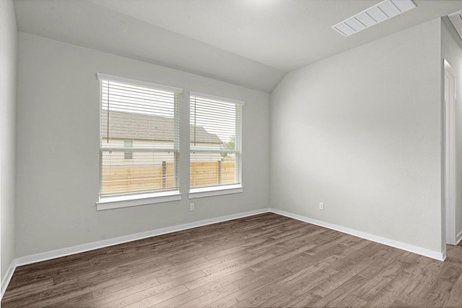 Spacious, unfurnished interior of a new home in Highland Village, Georgetown (Image 15).