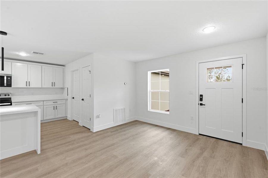 Spacious, unfurnished interior of a new home in , Sebring (Image 10).