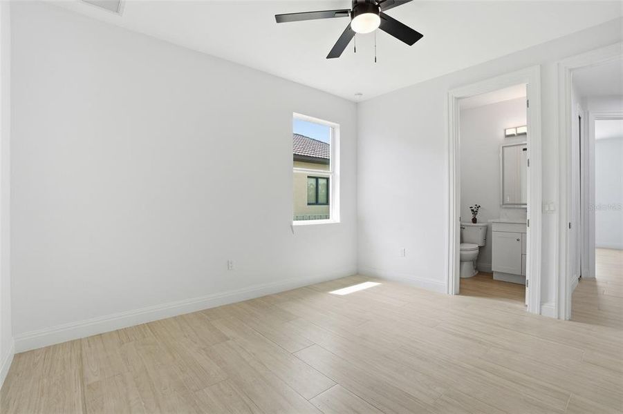 Spacious, unfurnished interior of a new home in , Cape Coral (Image 44).