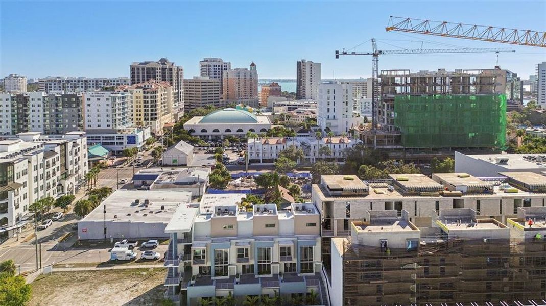Condo located in Sarasota, FL showcasing its design and architecture (Image 49).