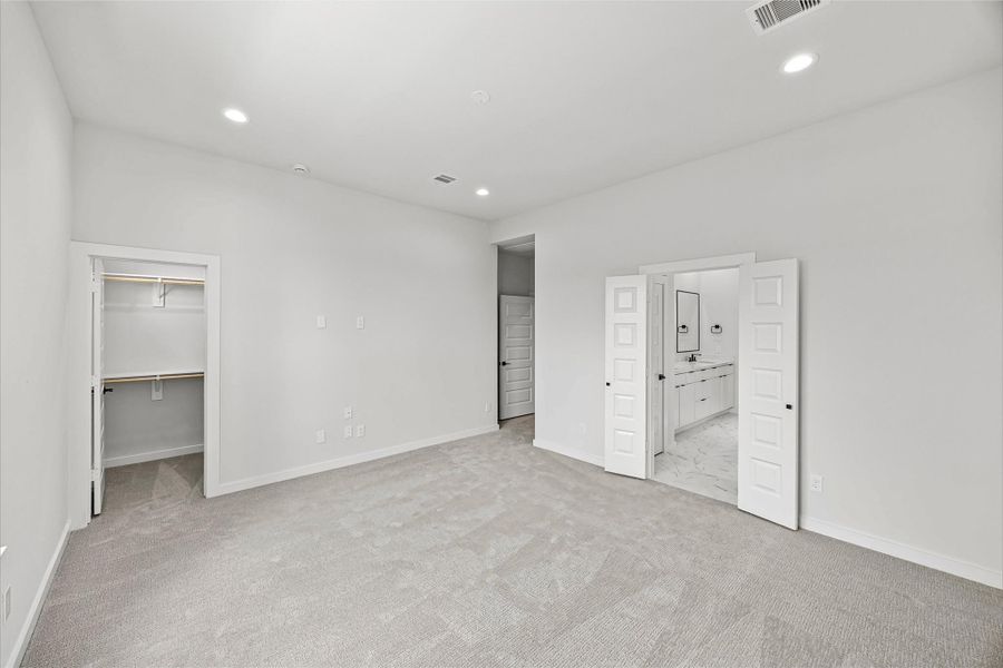 Spacious, unfurnished interior of a new home in Shepherd Heights, Houston (Image 17).