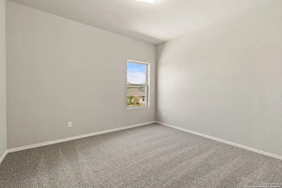 Spacious, unfurnished interior of a new home in Blue Ridge Ranch, San Antonio (Image 9).