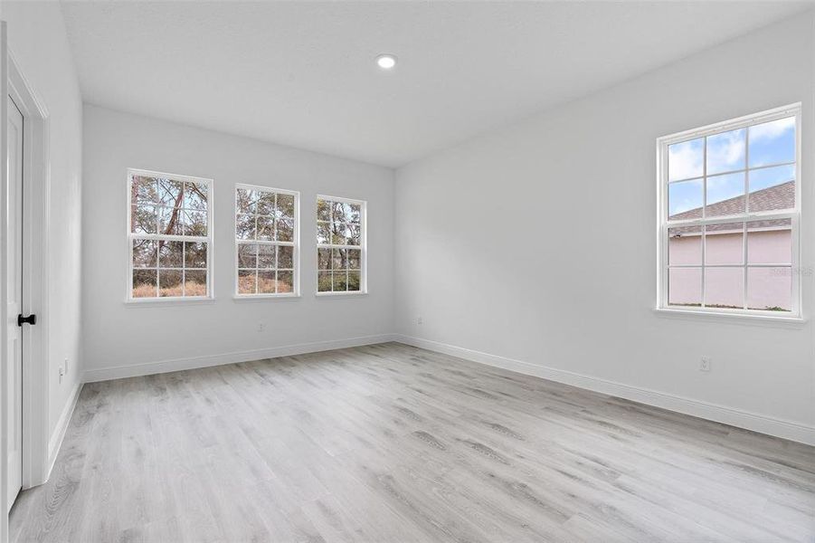 Spacious, unfurnished interior of a new home in , Ocala (Image 24).