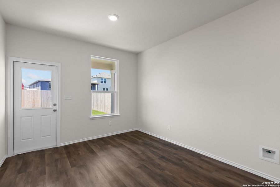 Spacious, unfurnished interior of a new home in Lily Springs, Seguin (Image 14).