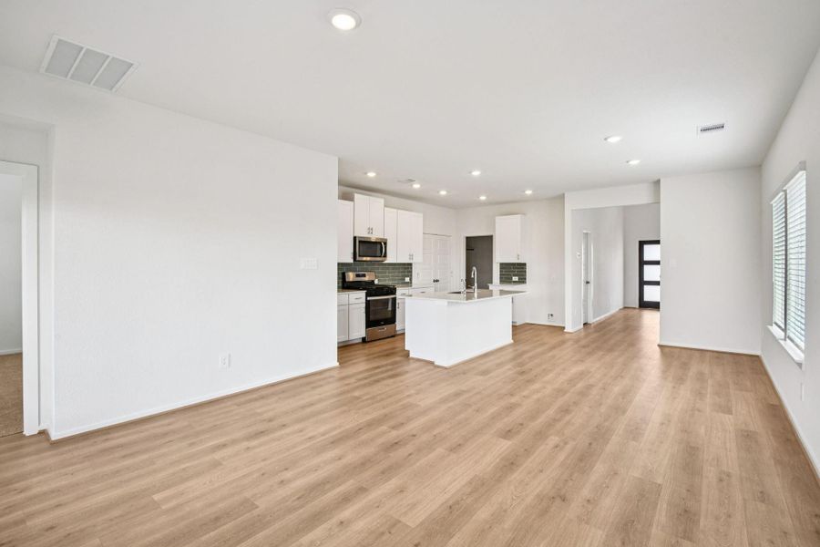 Spacious, unfurnished interior of a new home in Landing Meadows - Traditional Series, New Caney (Image 21).