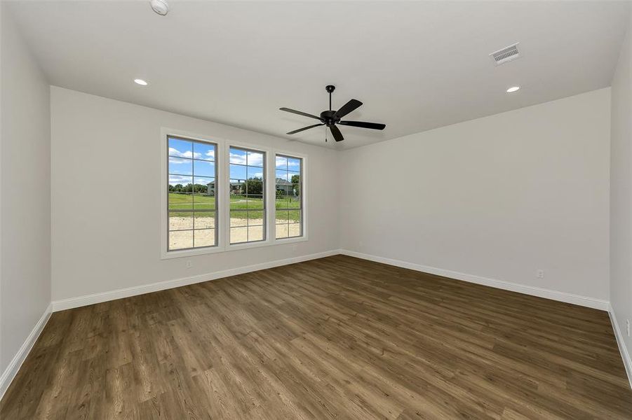 Unfurnished room with dark wood-style floors, a ceiling fan, and recessed lighting