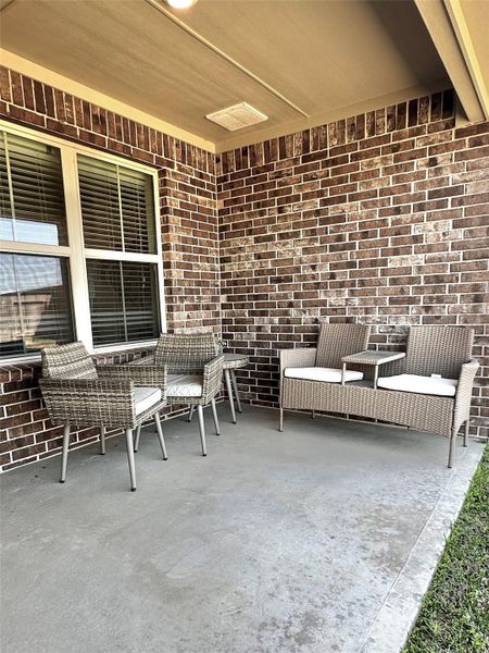Exterior details and patio area of a home in Cobblestone, Texas City (Image 21).