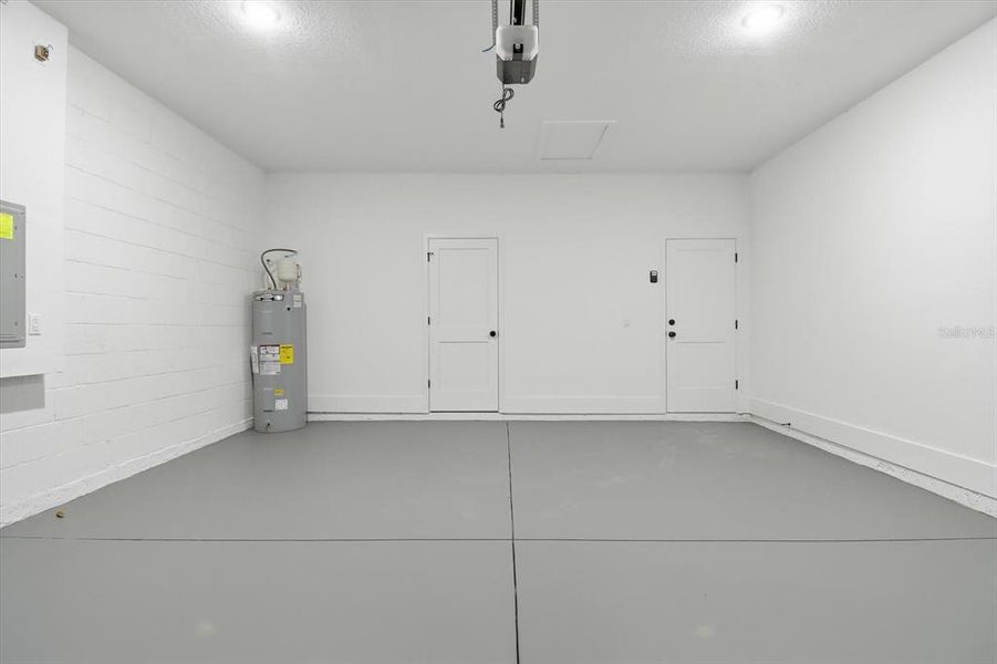 Spacious, unfurnished interior of a new home in , Citrus Springs (Image 39).