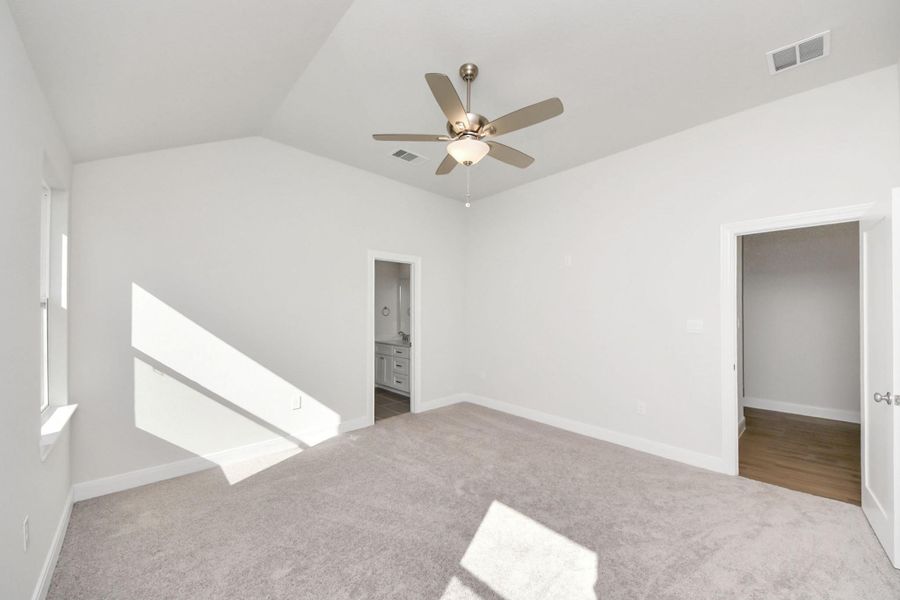 Spacious, unfurnished interior of a new home in Grand Oaks Reserve, Cleveland (Image 38).