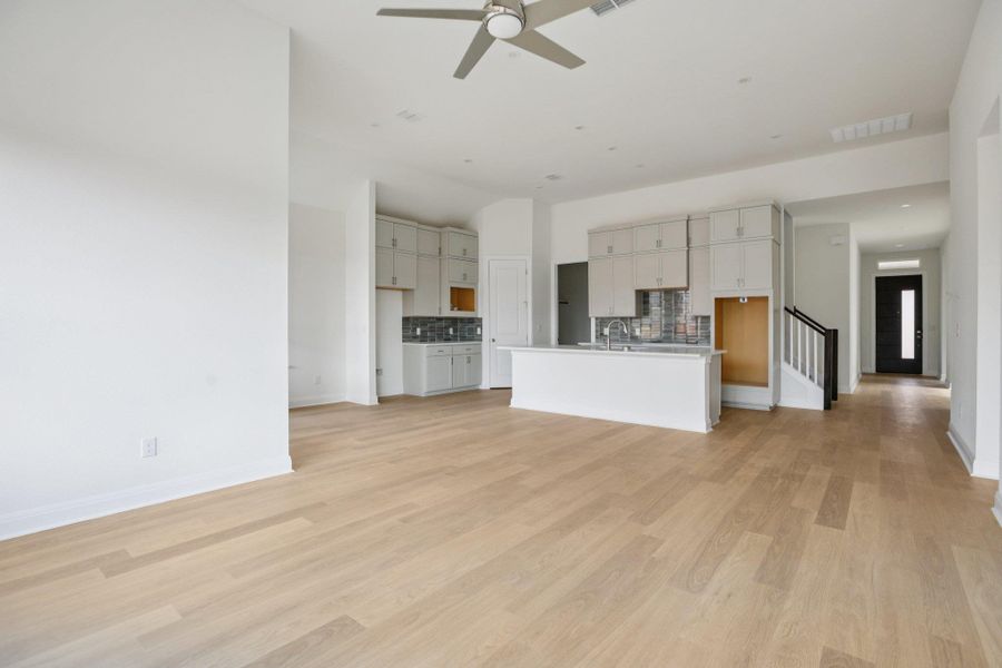 Spacious, unfurnished interior of a new home in Persimmon, Buda (Image 14).