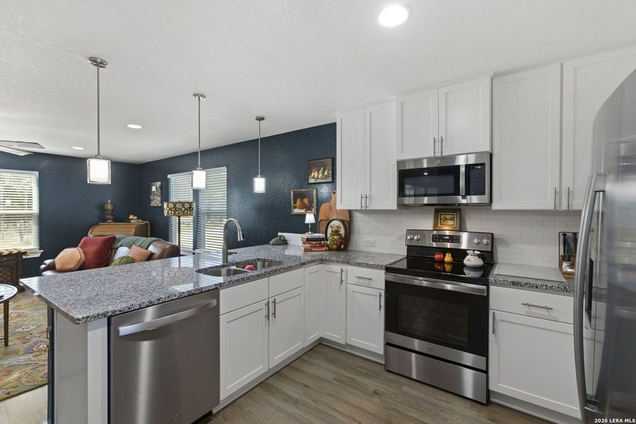 Furnished interior view inside a new home in , Bandera (Image 37).