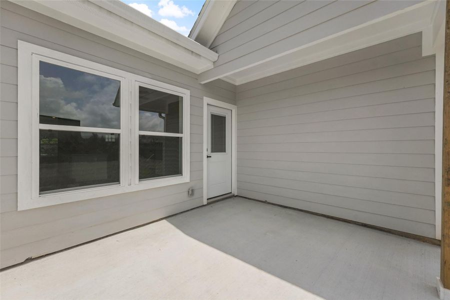 Exterior details and patio area of a home in , Santa Fe (Image 3).