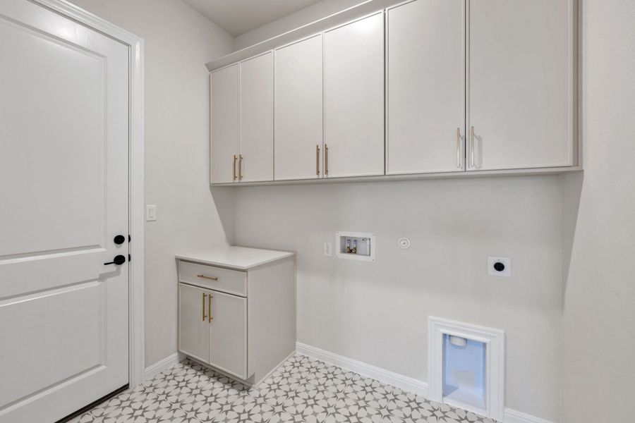 Representative furnished interior of a home built from the Ashlyn by Ashton Woods in Provence, Austin (Image 9).