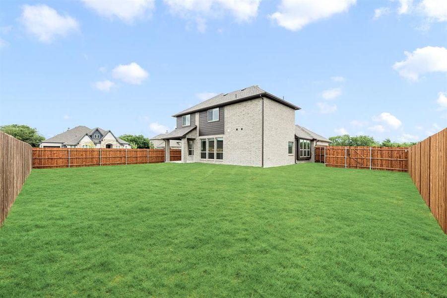 Exterior details and patio area of a home in Ridgepoint, Midlothian (Image 3).