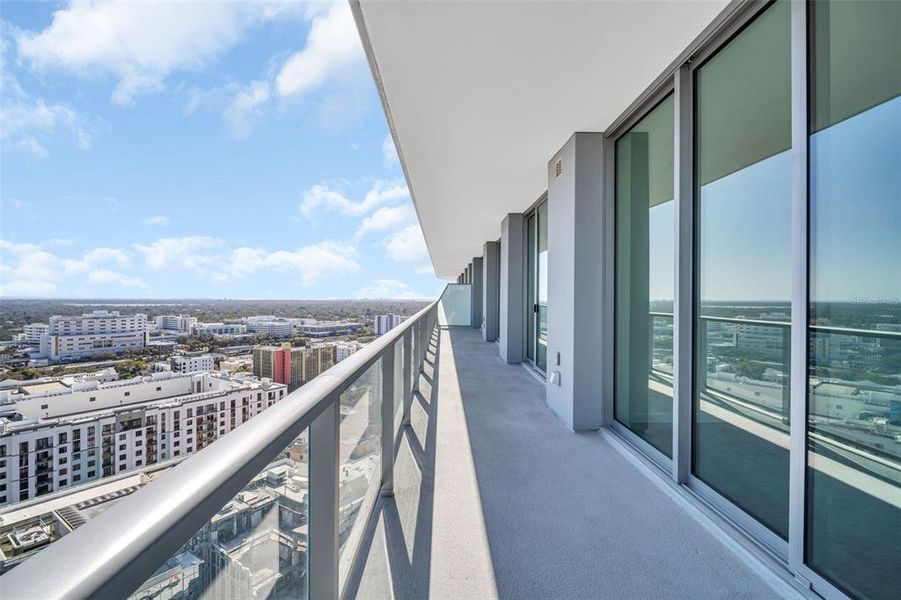 Condo located in St. Petersburg, FL showcasing its design and architecture (Image 4).