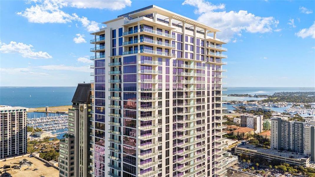 Condo located in St. Petersburg, FL showcasing its design and architecture (Image 7).