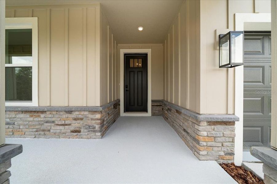 Exterior details and patio area of a home in , Weeki Wachee (Image 31).
