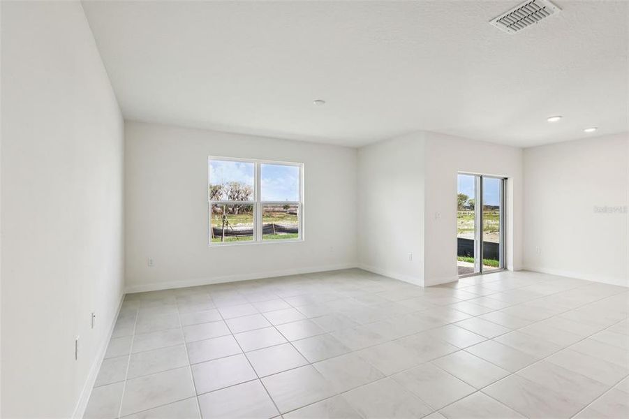 Spacious, unfurnished interior of a new home in Willowbrook North, Winter Haven (Image 15).