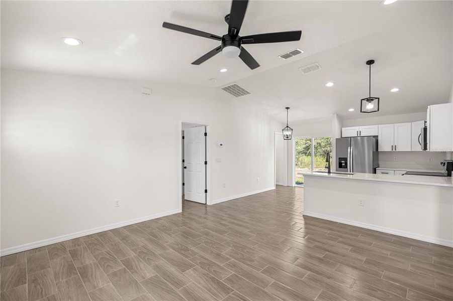 Spacious, unfurnished interior of a new home in , Ocala (Image 10).