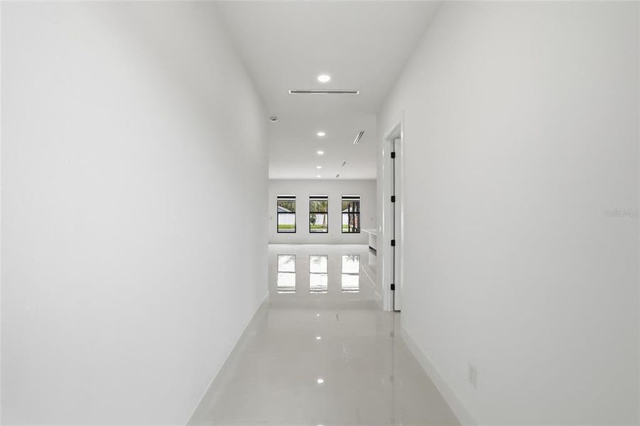 Spacious, unfurnished interior of a new home in , Tampa (Image 25).