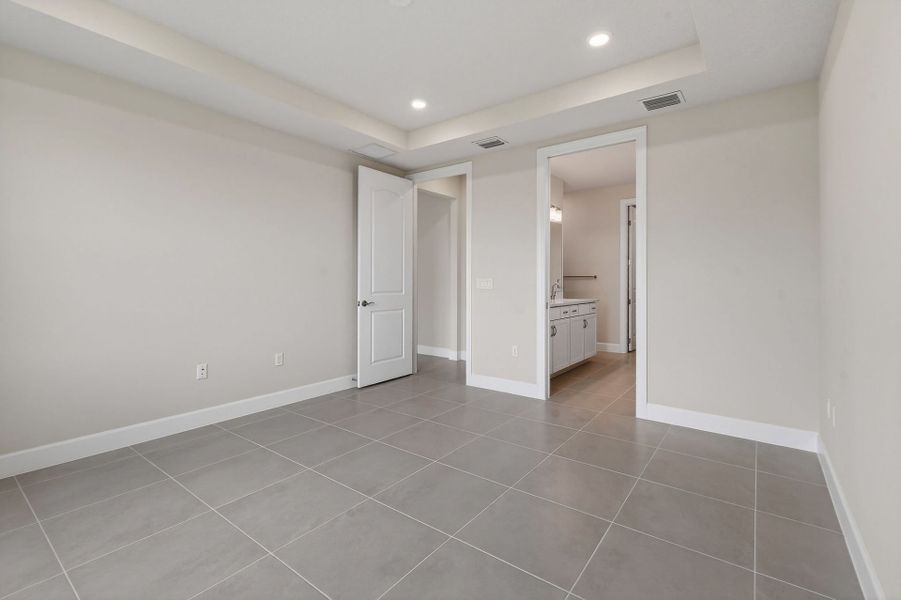 Spacious, unfurnished interior of a new home in Del Webb Tradition, Port St. Lucie (Image 25).