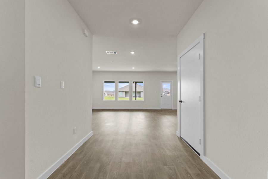 Spacious, unfurnished interior of a new home in Hartland Ranch, Lockhart (Image 12).