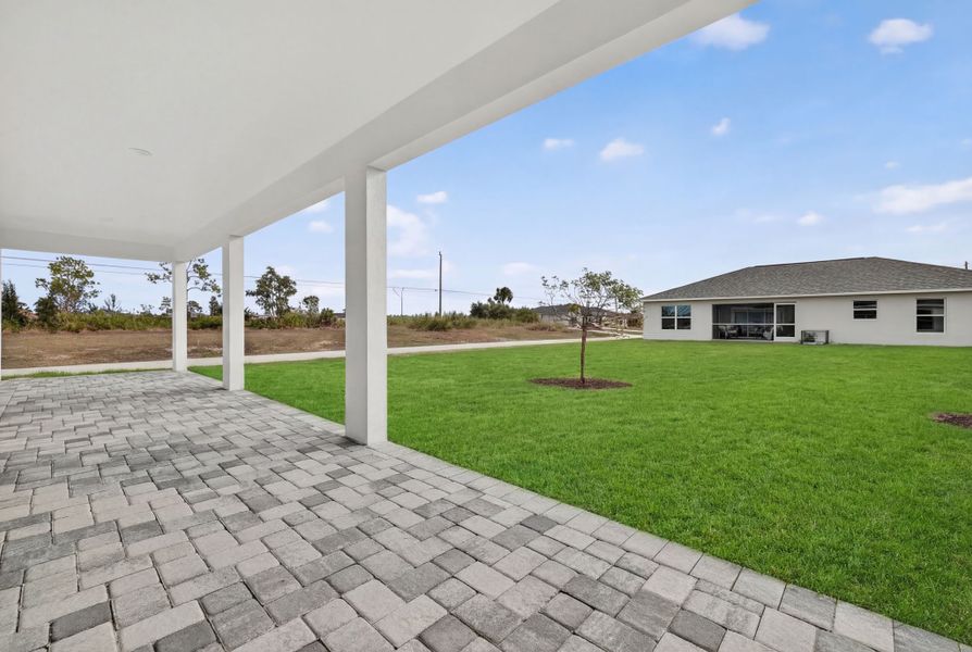 Representative exterior details of a home built from the The Bluewater Cove by Sunlife Homes LLC in Cape Coral, Cape Coral (Image 3).