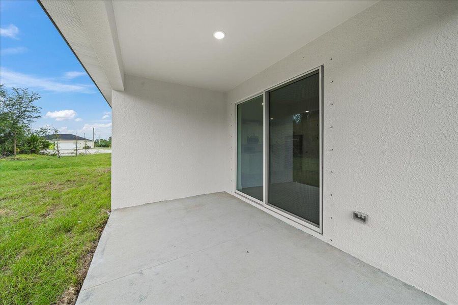 Exterior details and patio area of a home in , Fort Pierce (Image 4).