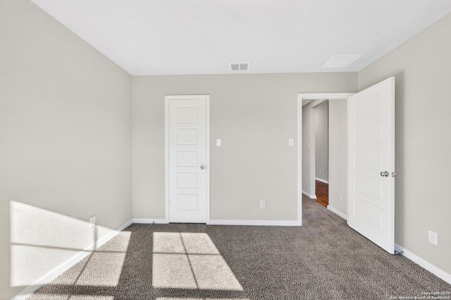 Spacious, unfurnished interior of a new home in Winding Brook, San Antonio (Image 25).