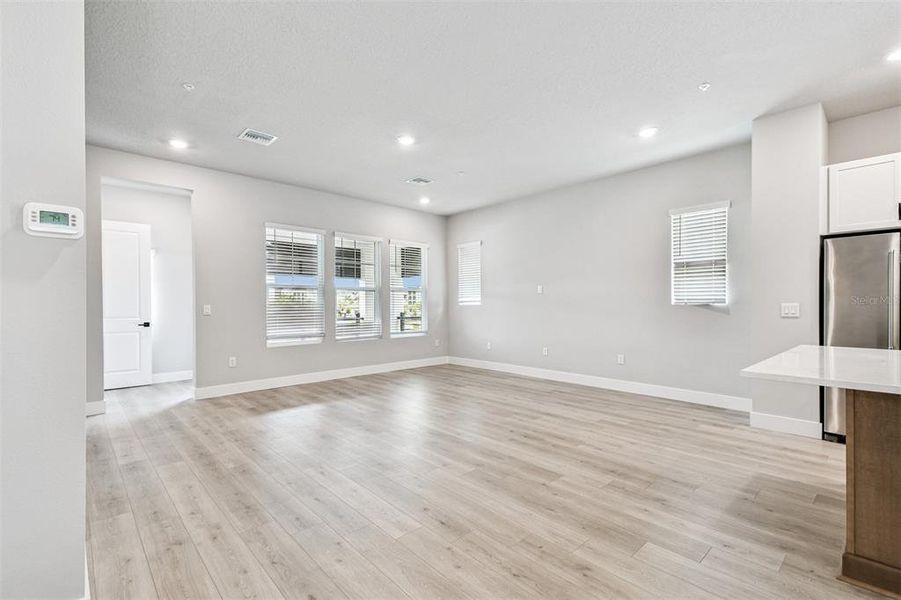 Spacious, unfurnished interior of a new home in , Sarasota (Image 26).