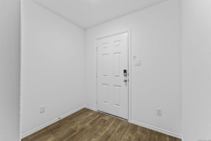 Spacious, unfurnished interior of a new home in Avenida, Converse (Image 13).