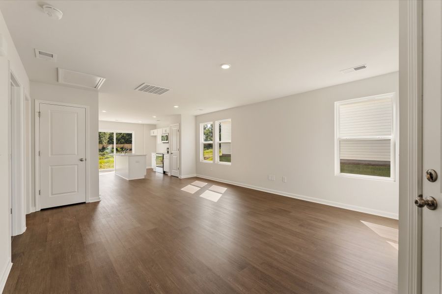 Spacious, unfurnished interior of a new home in Evergreen, Spartanburg (Image 9).