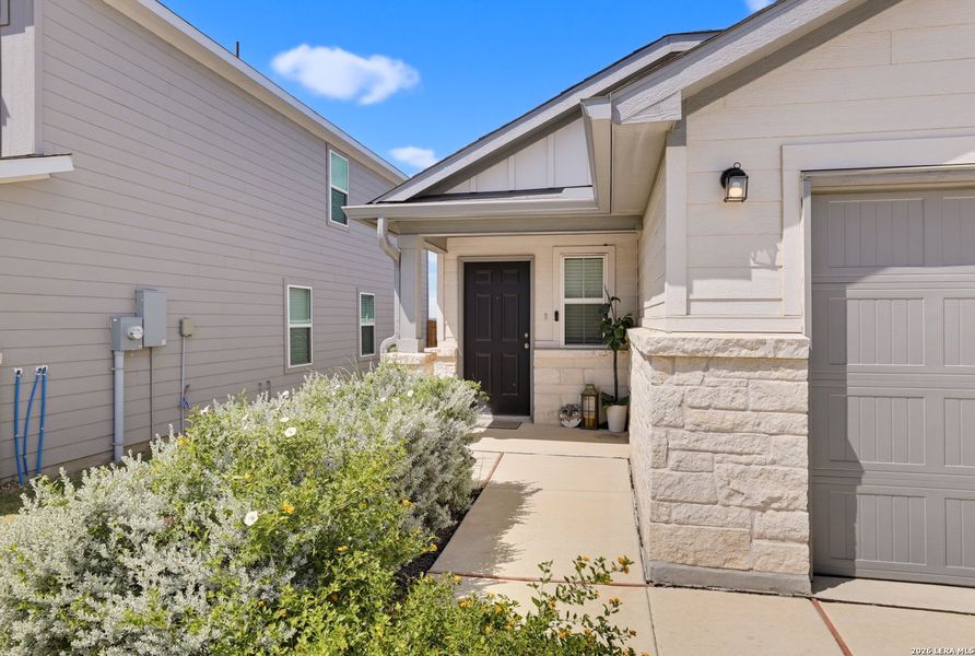 Exterior details and patio area of a home in Cinco Lakes, San Antonio (Image 19).