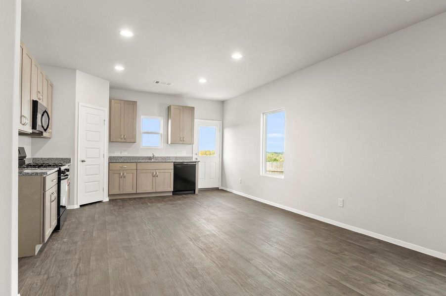 Spacious, unfurnished interior of a new home in Cloverleaf, Austin (Image 31).