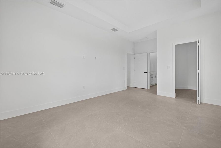 Spacious, unfurnished interior of a new home in , Lehigh Acres (Image 11).