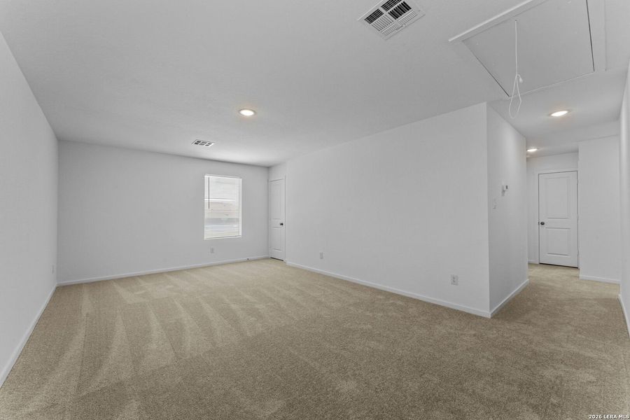 Spacious, unfurnished interior of a new home in Sky Ranch, New Braunfels (Image 18).