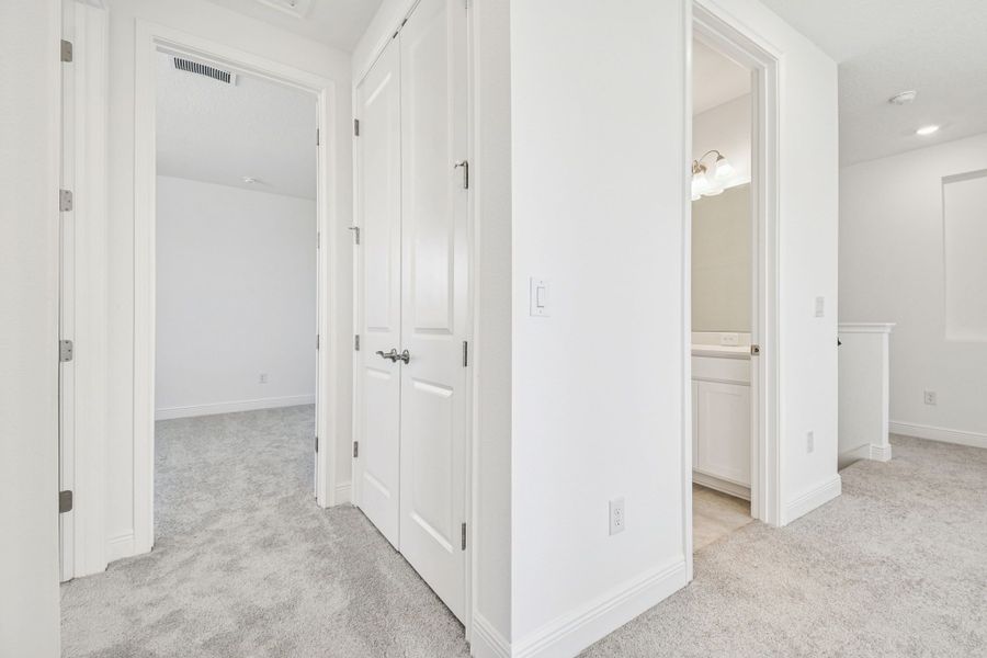 Representative unfurnished interior of a home built from the 50 ' - Saratoga by William Ryan Homes in Tamarack at Two Rivers, Zephyrhills (Image 23).