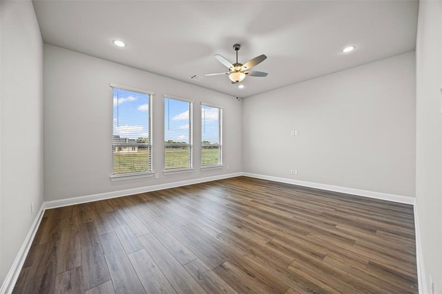 Spacious, unfurnished interior of a new home in Tuscan Estates (1 Acre Lots), Waxahachie (Image 23). Spacious, unfurnished interior of a new home in Tuscan Estates (1 Acre Lots), Waxahachie (Image 23).