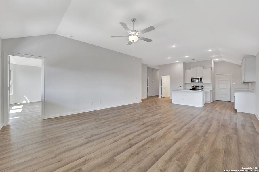 Spacious, unfurnished interior of a new home in Greenspoint Heights, Seguin (Image 14).