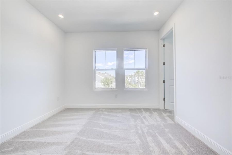 Spacious, unfurnished interior of a new home in Bungalow Walk at Lakewood Ranch, Sarasota (Image 26).