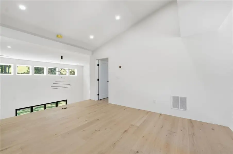 Spacious, unfurnished interior of a new home in , Gainesville (Image 25).
