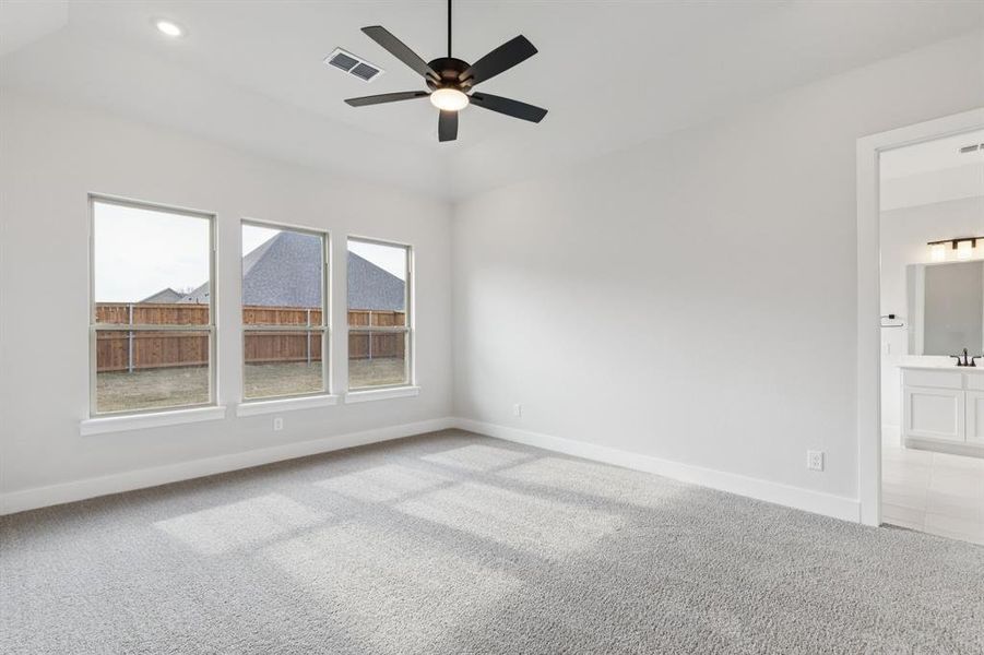 Spacious, unfurnished interior of a new home in Dove Hollow, Waxahachie (Image 14).