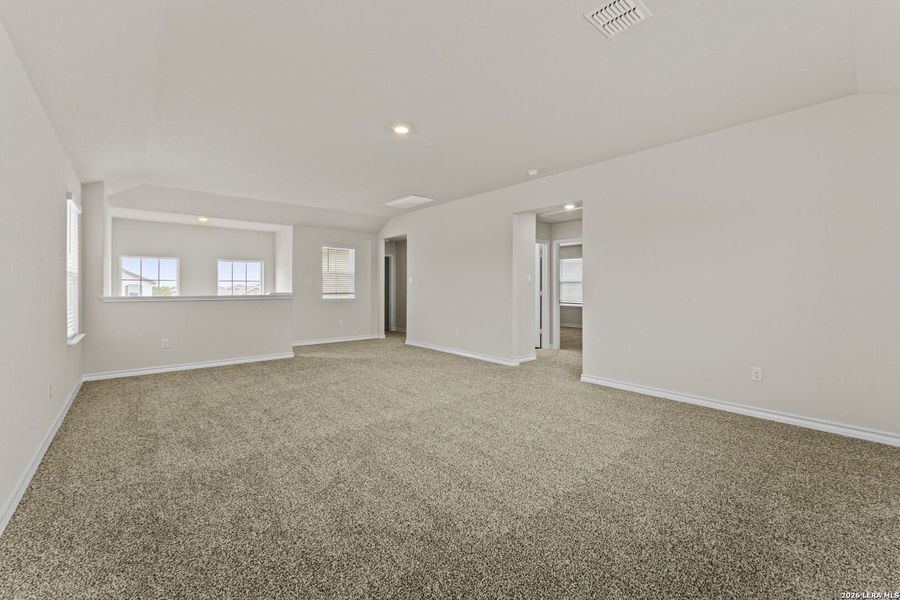 Spacious, unfurnished interior of a new home in Laurel Vistas, San Antonio (Image 14).