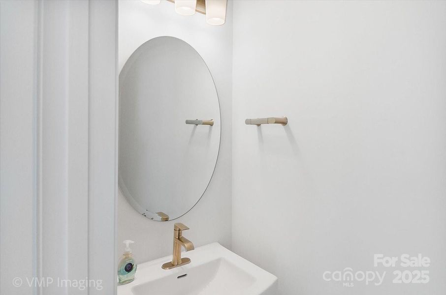 Main level 1/2 bath Main level 1/2 bath