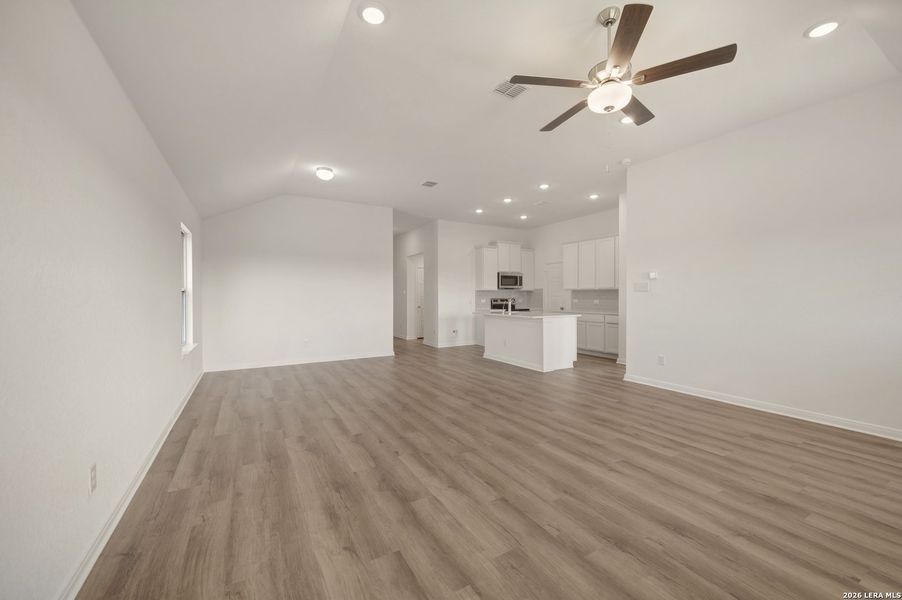 Spacious, unfurnished interior of a new home in Meadows at Clear Springs, New Braunfels (Image 41).