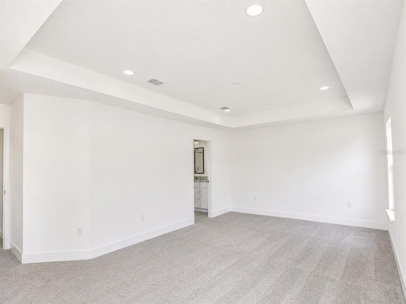 Spacious, unfurnished interior of a new home in Arbor Park, Leesburg (Image 8).
