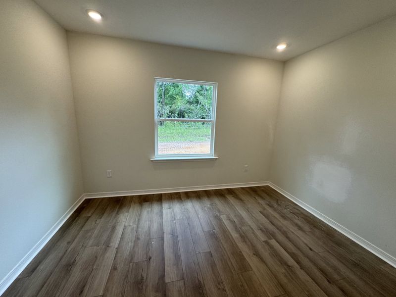 Spacious, unfurnished interior of a new home in Seminole Bend, Pensacola (Image 7).